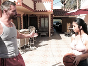 高大猛男和娇小女孩玩篮球输了进屋站着操逼疯狂爱爱