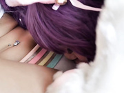 俩个另类奇异装小太妹和帅哥玩起舌吻舔逼操穴3P