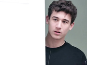 气质女郎和娇小女孩一起撅着屁股后面被扣逼操穴3P