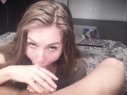 性感火阿的lena Pau在家里帮我口交，我只好敬业地口爆她