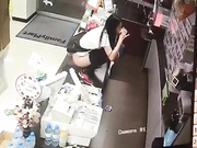 妹子是受了多大刺激 找不到厕所直接站到商店柜台上尿尿然后一饮而尽 男店员拉不动搞的不知所措 有对白