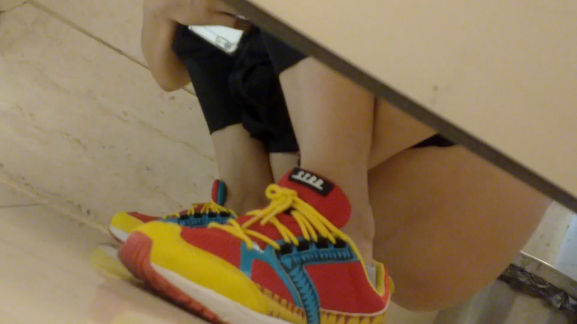 商场wc偷拍化妆品柜员