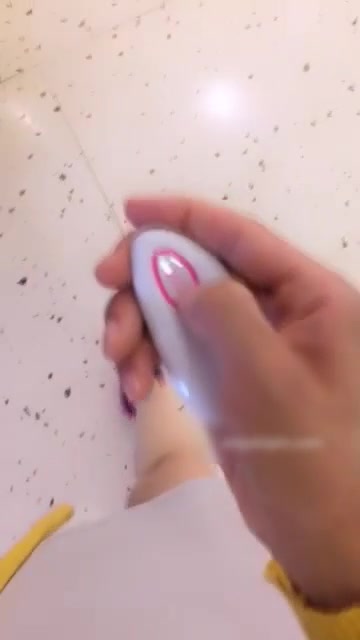 江苏美女主播在川流不息的商场往自己逼里塞跳蛋开震动直播