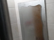 下班偷拍一只骚逼在洗澡，最后被发现了，真刺激