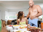 美食家Jeni Angel正在吃一个为她提供香肠来填饱肚子