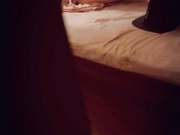 女儿看AV按摩器自慰被爸爸发现推门进去啪啪