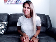 Pervy的继兄Cums在我的新乳头上