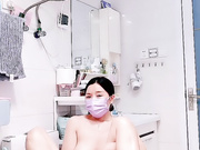 风骚少妇深夜躲在浴室里激情大秀抽插骚穴