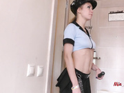 第2部分。警方调查。用肛门奶油馅饼从屁股到喉咙。米娅·班迪尼