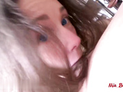 粗野的屁股到喉咙的性交和对可爱宝贝的呕吐。米娅·班迪尼