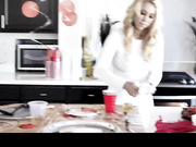 麦尔夫-米尔夫在篮球比赛中和丈夫的朋友做爱