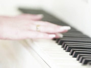 别开生面的生日派对——闺蜜和她的男友怎么突然开始摸我！