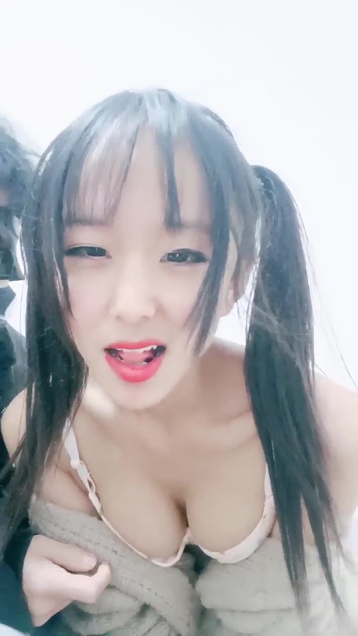 18岁少女小逼超紧阳具自插很难进入尖叫01