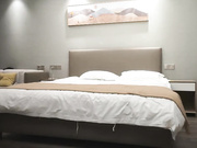 日久深情帅小伙酒店操外围齐逼短裤美腿吸吮