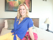 金发女郎从丹娜手中接过肛门暴插打桩