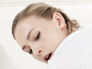 男友进行浪漫性爱少女献出宝贵的身体