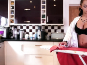 性感的妻子喊来闺蜜一起服侍老公