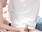 蒙眼娇小抓起屌吸吮躺在身上操美臀无法满足